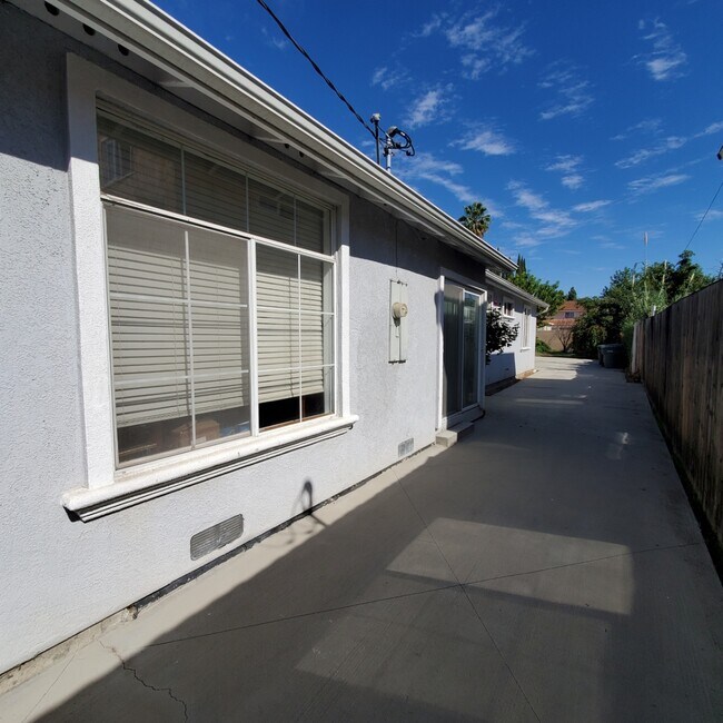 Driveway to backyard - 5572 Kingman Ave