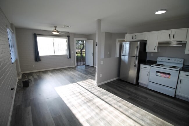 Photo - 704 W Simmons Rd Townhome