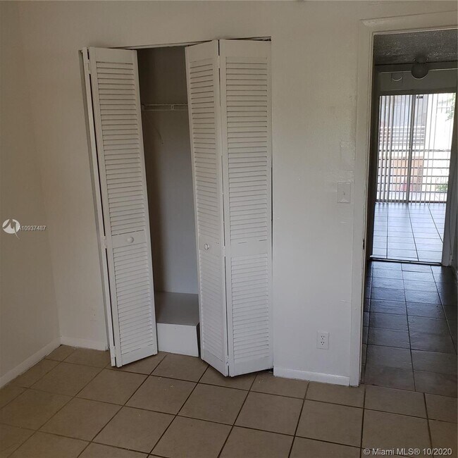 Building Photo - 5971 NW 24th Ct