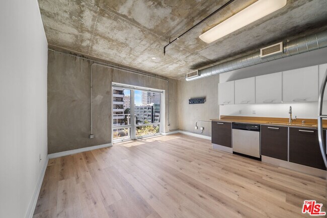 Foto del edificio - 645 W 9th St