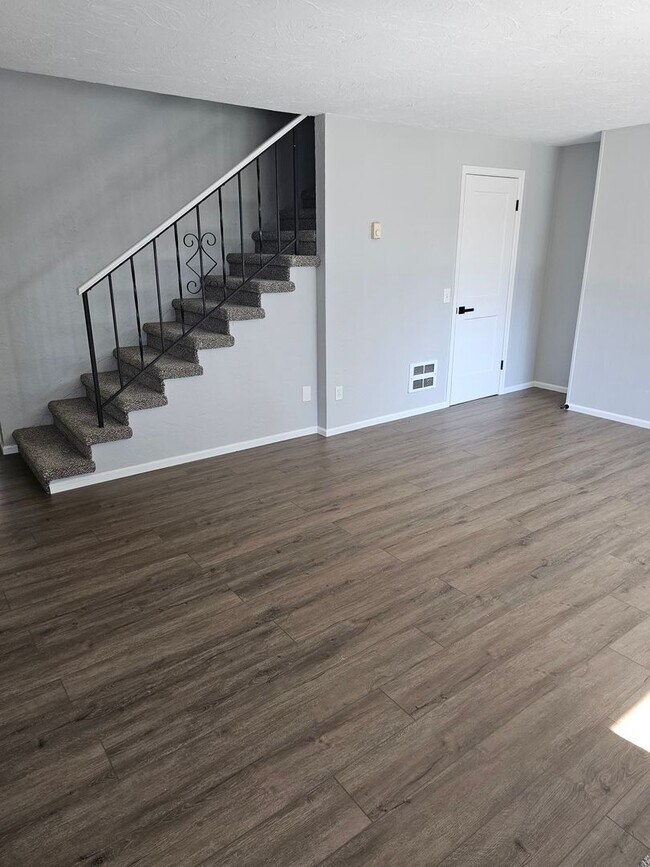 Building Photo - Amazing Location! Renovated 2Bed/1.5 Bath ...