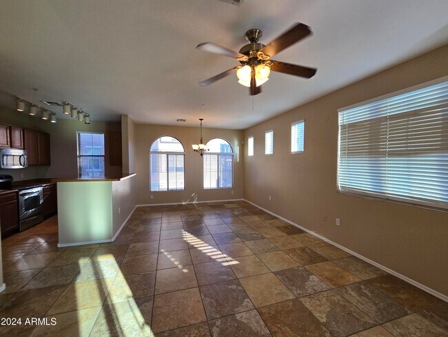 Foto del edificio - 240 W Juniper Ave