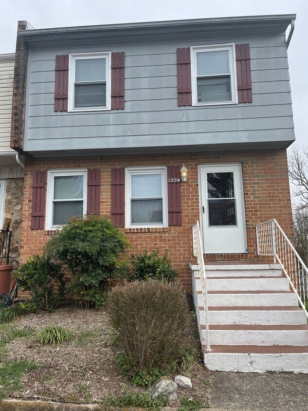 Primary Photo - Townhouse on Northampton Court