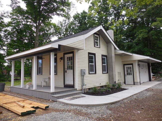 Building Photo - 906 Ringwood Ave