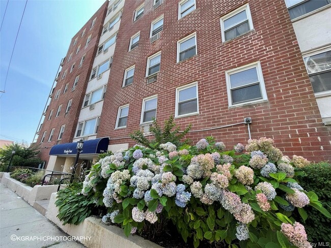 Building Photo - 750 Shore Rd