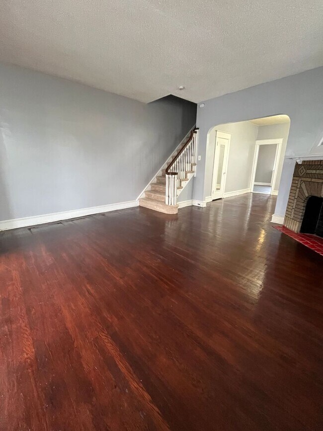 Building Photo - Beautiful 3 Bedroom, 1 Full bath and 2 Hal...