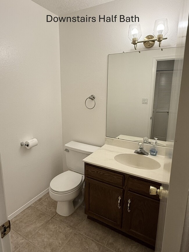 Building Photo - 5204 Edwards Dr NE