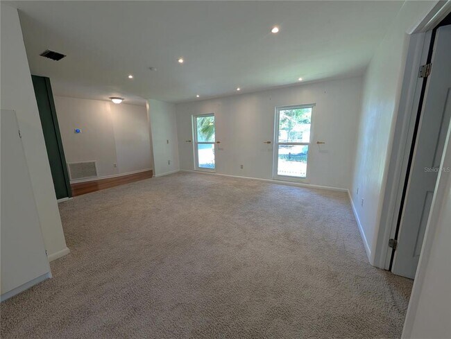 Foto del edificio - 719 Regent Cir S