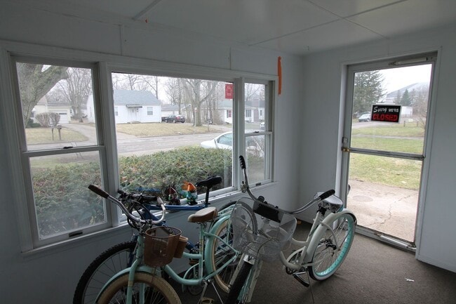 Building Photo - In-Unit Washer and Dryer