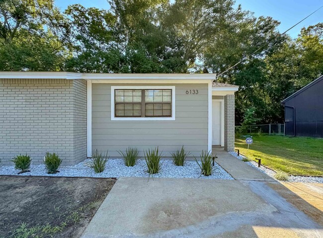 Foto del edificio - 6133 Greenon Ln