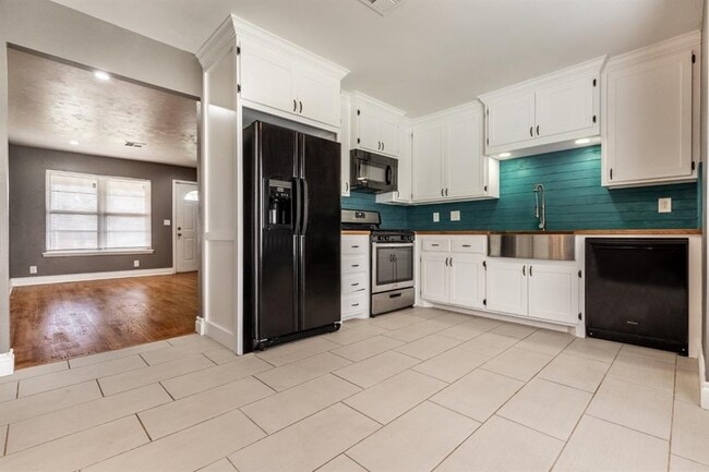 Building Photo - 709 NE 79th Pl