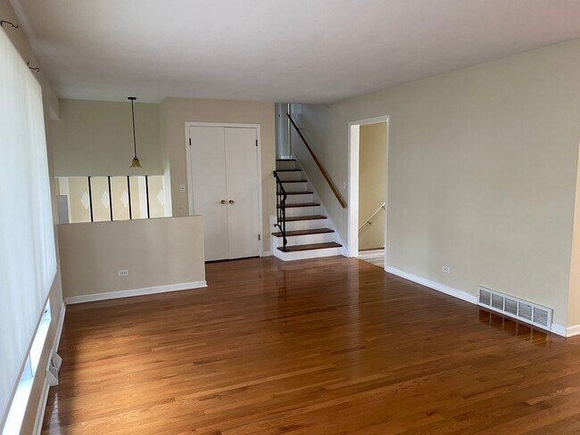 Foto del edificio - 350 Elmwood Dr
