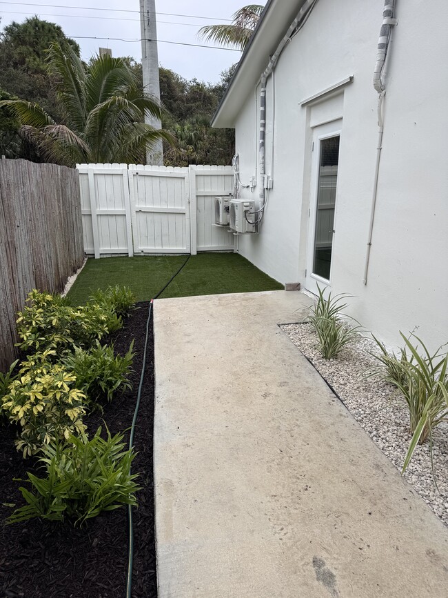 Puerta principal - 13680 NE 16th Ave