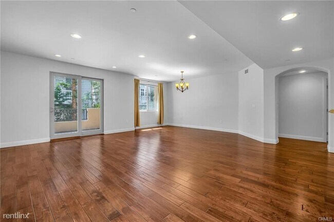 Building Photo - 3 br, 2.5 bath Condo - 1835 S Barrington A...