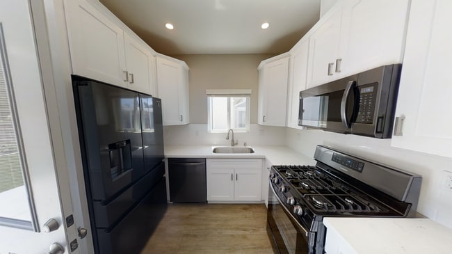 Building Photo - PRIVATE YARD!! 4BD/2BR, Corner of Tipton a...