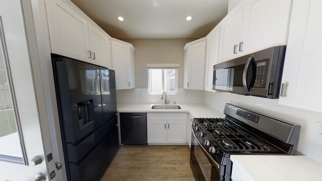 Foto del edificio - PRIVATE YARD!! 4BD/2BR, Corner of Tipton and 63rd (Lease out, pending signatures. Check back in a...