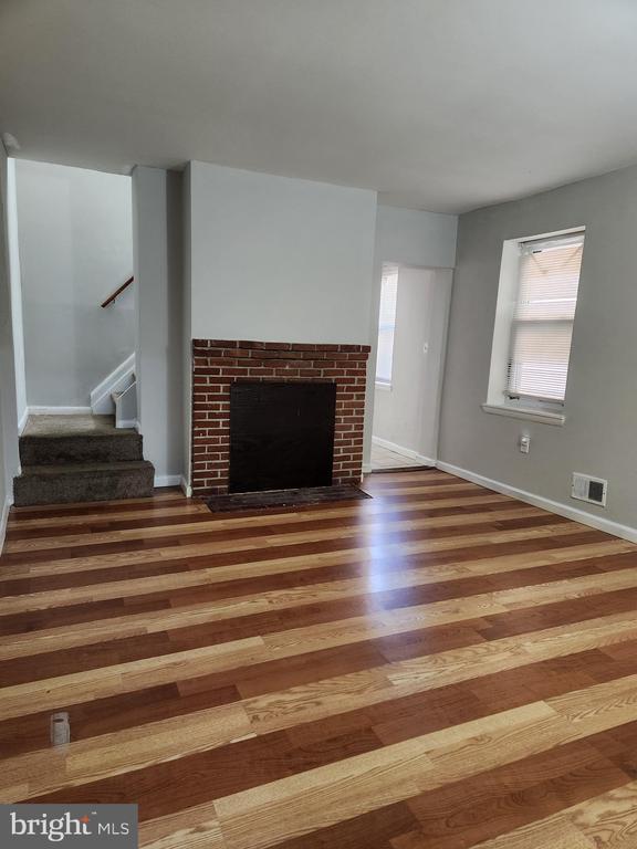 Building Photo - 403 W 6th St