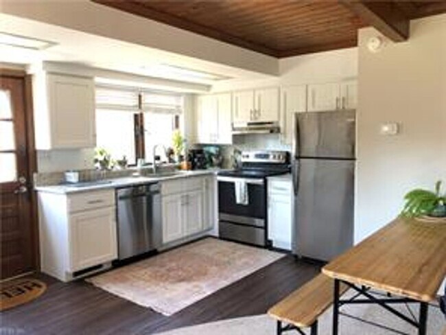 Foto del edificio - North End Beach Cottage 2 Bedroom 1 Bath