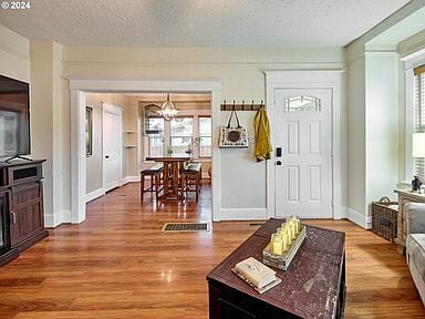 Building Photo - 800 SW Brockwood Ave