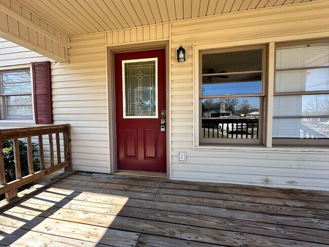 Building Photo - 3 bed/1.5 bath ranch with covered front po...