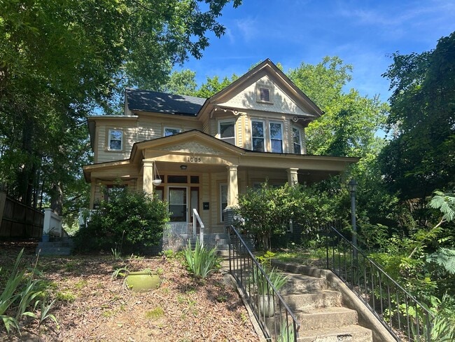 Adorable Upstairs Duplex / Central AC / W&D / Near Duke East - Adorable Upstairs Duplex / Central AC / W&D / Near Duke East Apartment