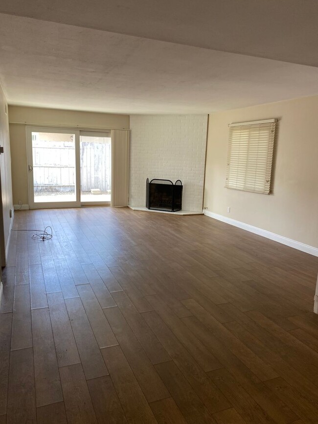 Building Photo - 2-Bedroom Costa Mesa Condo with Pool Acces...