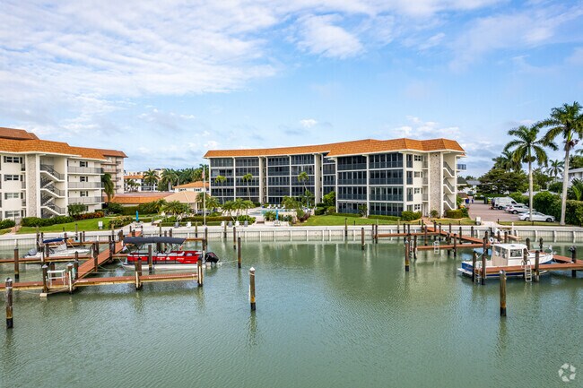 Building Photo - Commodore Club V