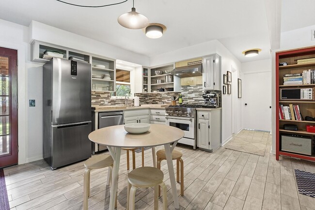 Foto del edificio - 8801 Redfield Ln