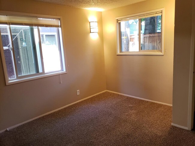 Building Photo - 528 Tyler St