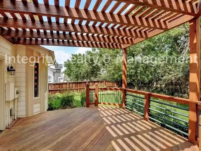 Foto del edificio - 3 Bed/3 Bath, 2,759 Sqft -9614 Pinebrook S...