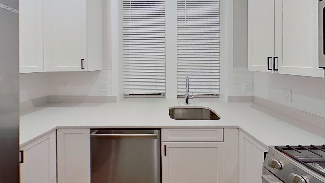 Primary Photo - 47 Englewood Ave