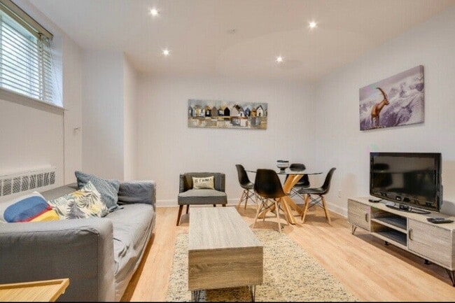 Building Photo - 4290 Av. Kent