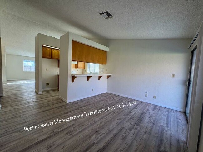 Building Photo - Great 4 + 2 in Rosamond!