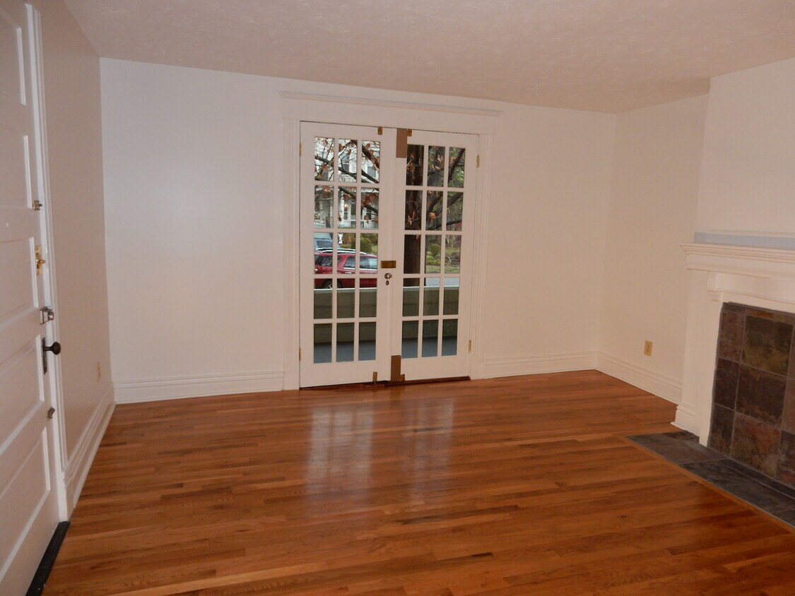 Living room. - 1278 Everett Ave