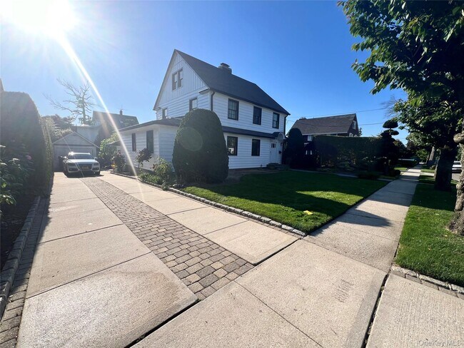 Foto del edificio - 14-30-30 160th St