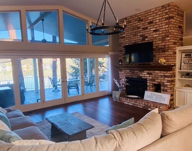 Foto del edificio - Lake Front Furnished Home, 3 bed, 4 bath i...