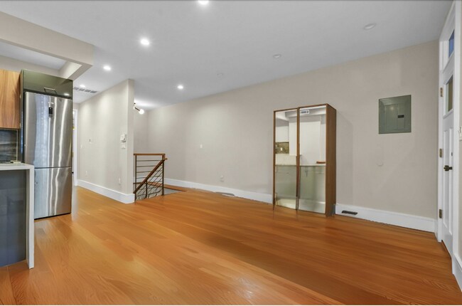 Building Photo - Spacious Duplex 2 bedroom 1.5 bath  Condo ...