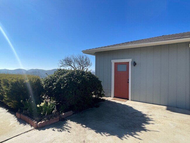 Building Photo - Remodeled Rural Country Studio Apartment w...