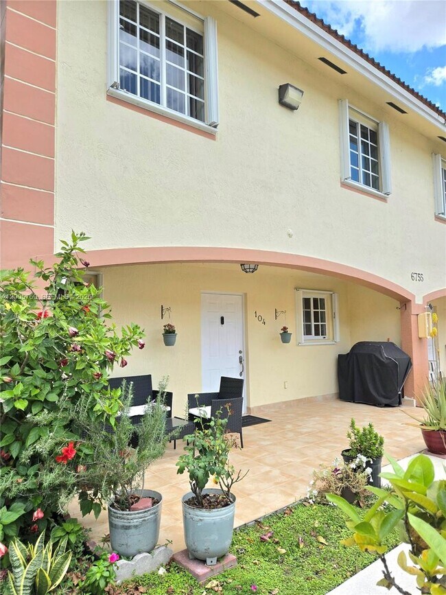 Foto del edificio - 6755 NW 182nd St