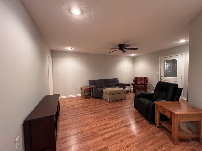 Building Photo - 671 Jenny St