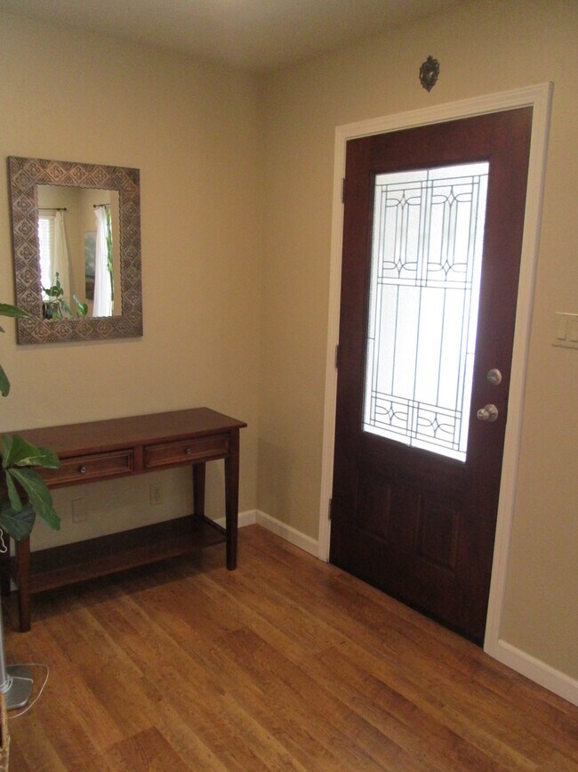 Building Photo - s20001