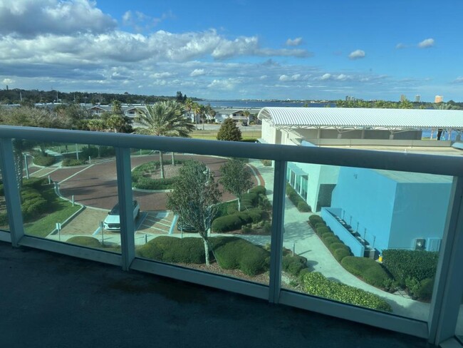 Foto del edificio - 241 Riverside Dr