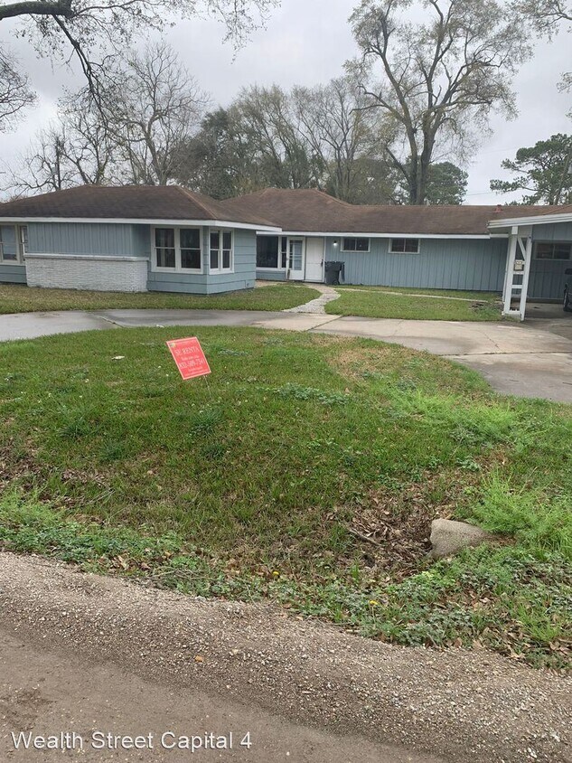 5 br, 2.5 bath House 2740 Graves Ave A House Rental in Groves, TX