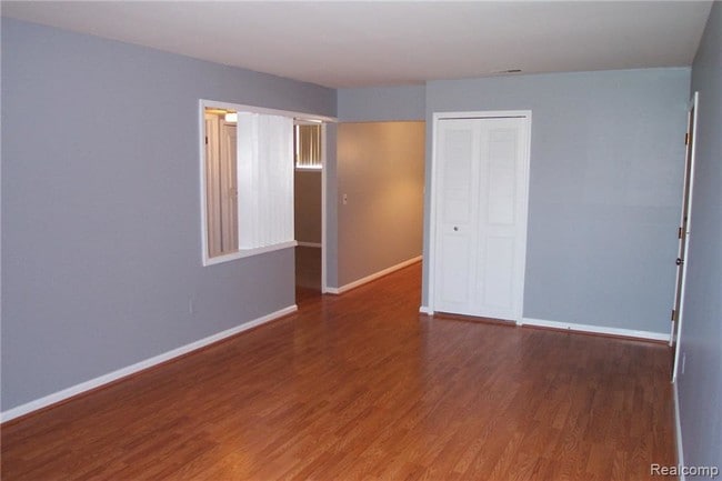 Foto del edificio - 8140 Crestview Dr
