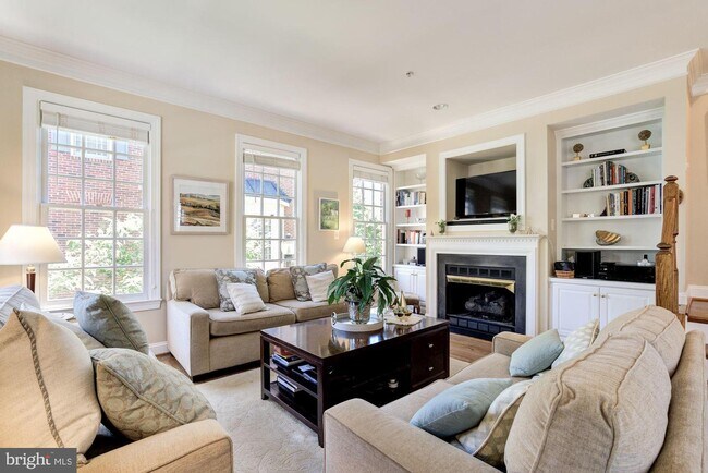 Foto del edificio - 1221 Roundhouse Ln