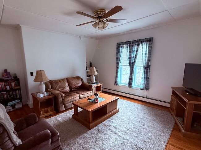 Building Photo - 1727 Main St