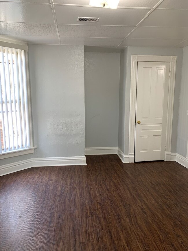 Building Photo - Large 1 br small living room and a very sm...