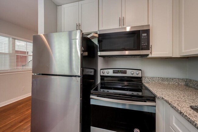 Foto del edificio - 880 St Charles Ave NE