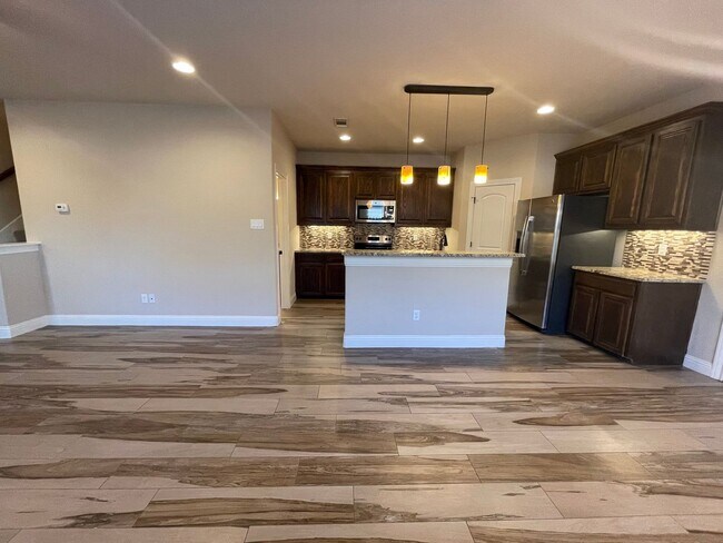 Foto del edificio - 3BD/2.5BA Benbrook Townhome – 9-Ft Ceilings, Granite Kitchen, Walk-In Master Shower, Attached Gar...