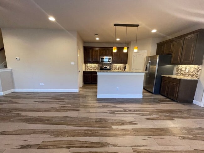 Building Photo - 3BD/2.5BA Benbrook Townhome – 9-Ft Ceilings, Granite Kitchen, Walk-In Master Shower, Attached Gar...